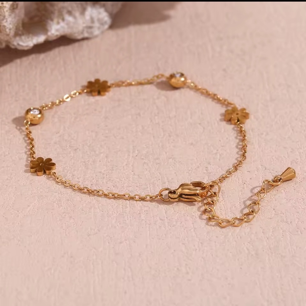 Double Sided Back and White Flower Bracelet 18K Gold plated

 Stainless Steel - Picture 8 of 8